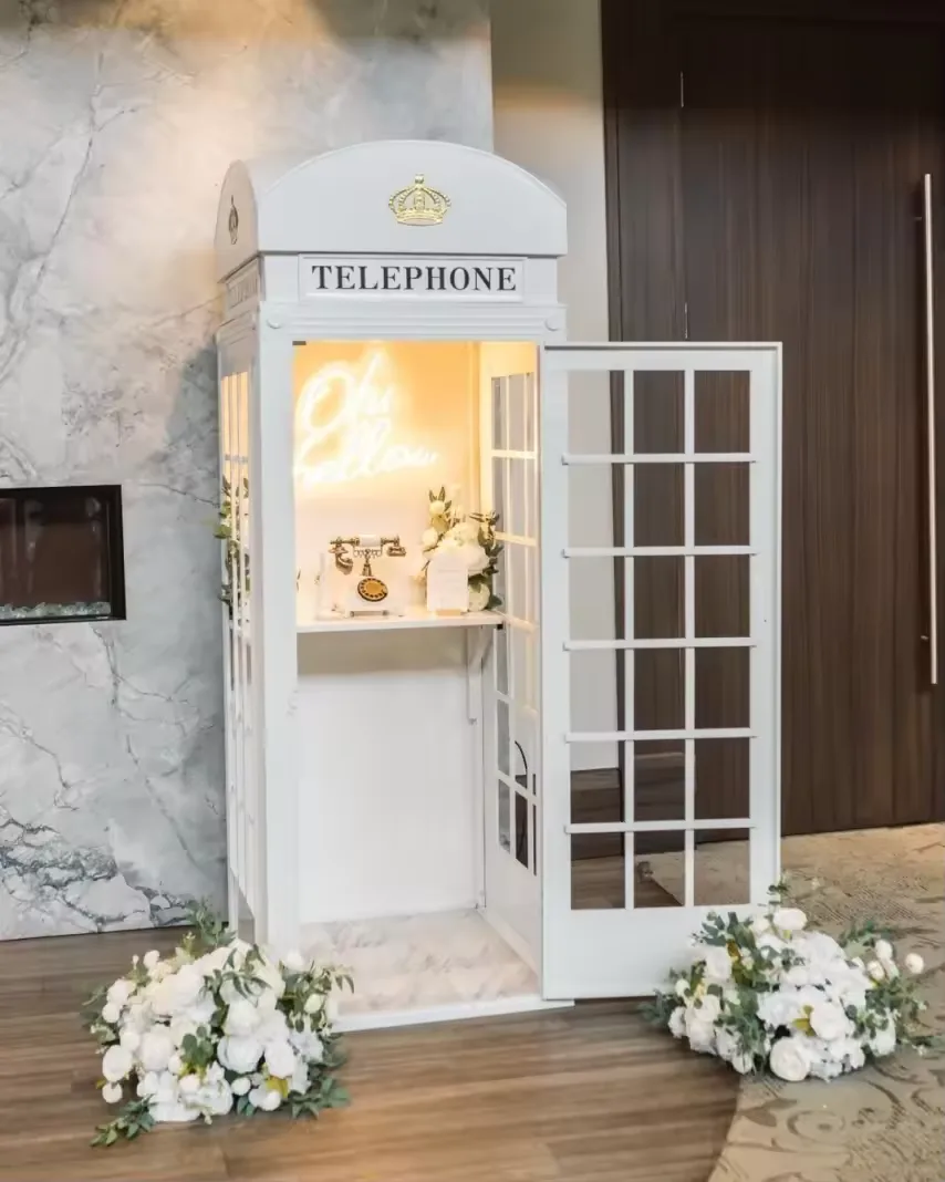 Cabine téléphonique londonienne blanc