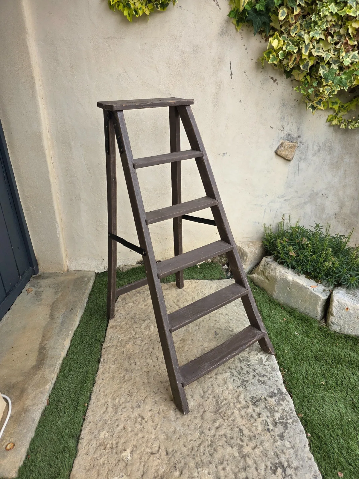 Escabeau en bois brut