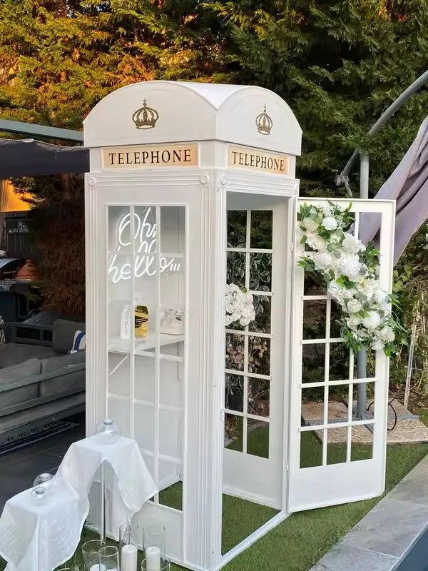 Cabine téléphonique londonienne blanc