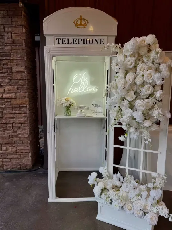 Cabine téléphonique londonienne blanc