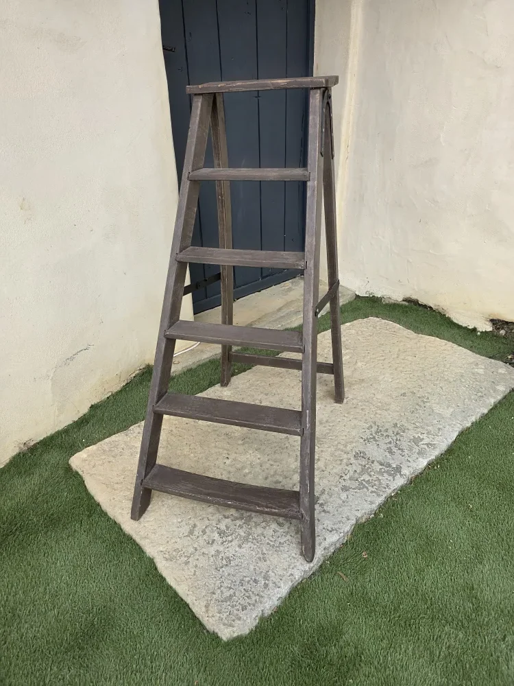 Escabeau en bois brut